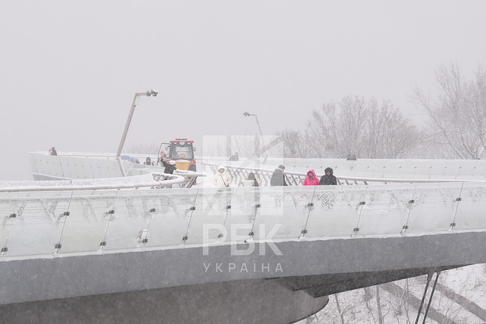 Киев "накрыл" снегопад. Что происходит на дорогах и улицах города (фото)